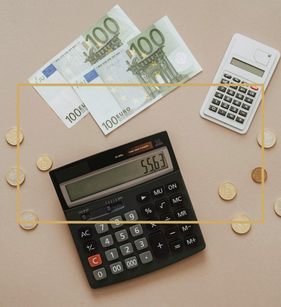Taschenrechner und Geldscheine