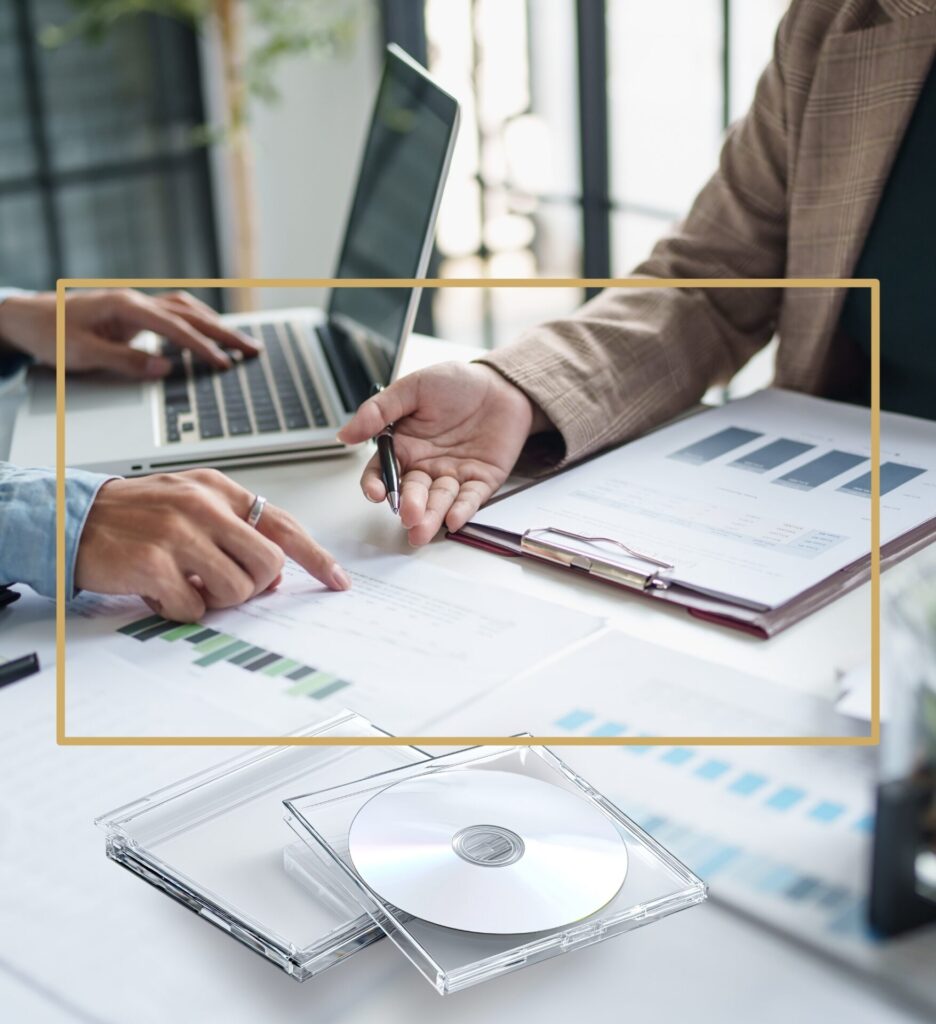 Personen am Tisch mit Steuersünder-CDs